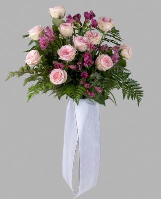 Urnen får en naturlig plass i blomsterarbeidet. Kan tilpasses etter ønske Urnen får en naturlig plass i blomsterarbeidet. Kan tilpasses etter ønske